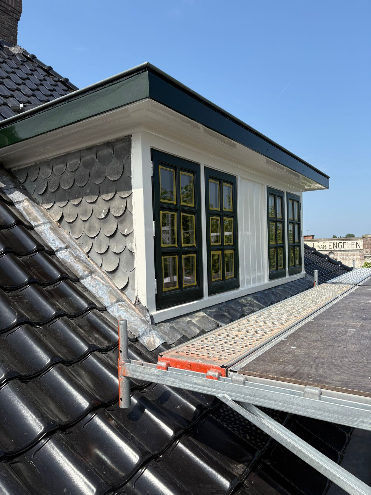 Buitenschilder aan het werk in Haarlem